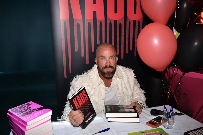 Jan Emanuel - Porträtt med Kaos vid signering