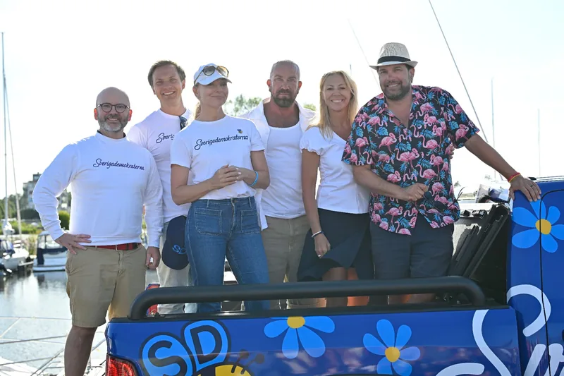 Jan Emanuel - Gruppfoto med Sverigedemokraterna vid hamnen
