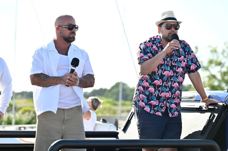 Jan Emanuel - På scen vid SD-event, flamingoskjorta