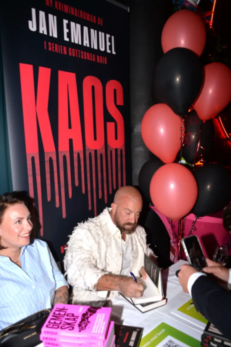 Jan Emanuel - Boksignering vid Kaos-banner